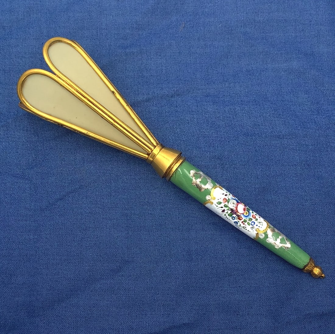 Victorian Style Tussie Mussie with Celluloid Cup and Enamel Handle: Victorian Style Tussie Mussie with Celluloid Cup and Enamel Handle This exquisite tussie mussie features a gilt bronze construction with a beautifully crafted porcelain handle and a unique five-panel