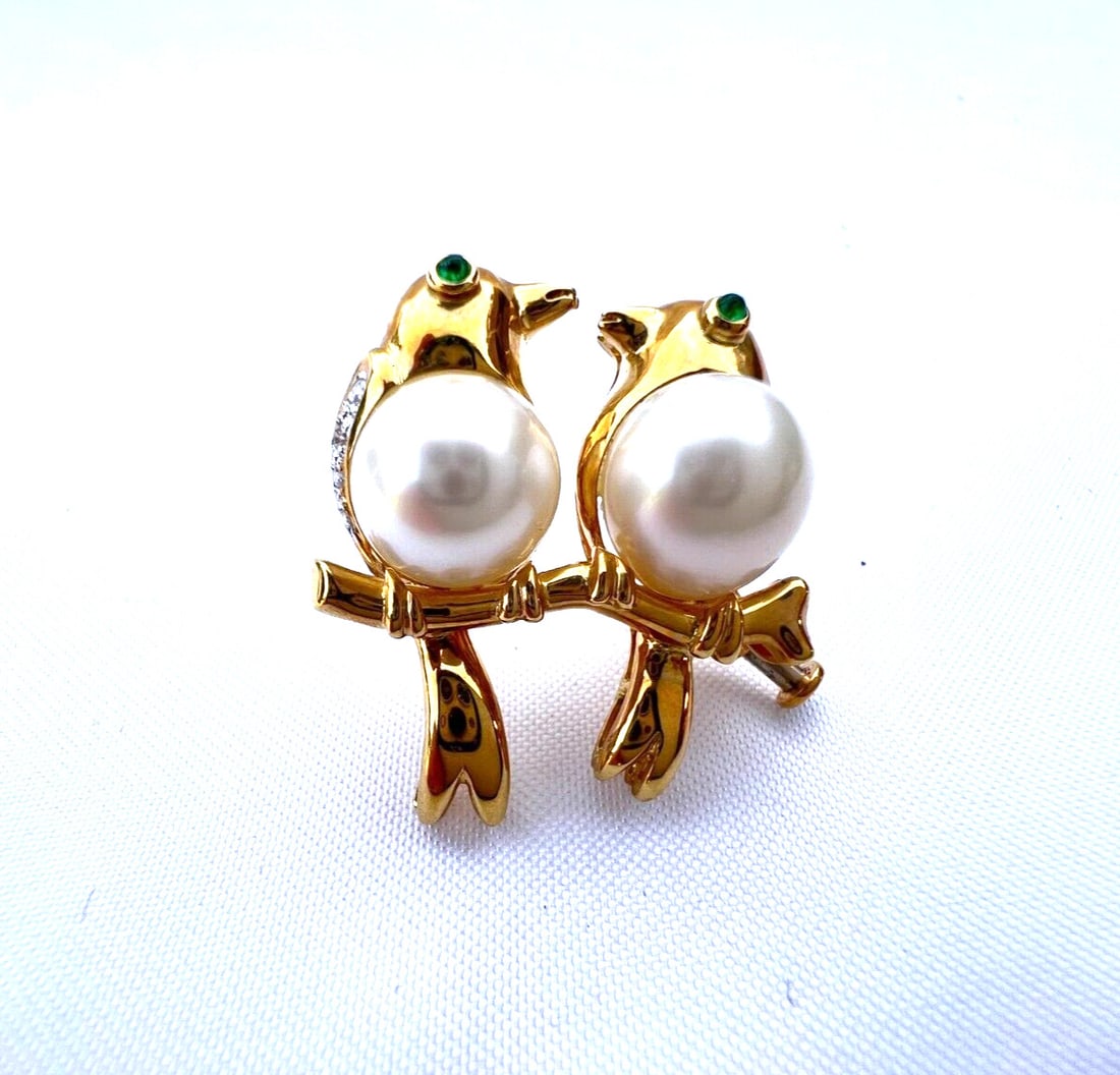 French 18K Gold Diamond Emerald Pearl Love Birds Brooch: French 18K Gold Diamond Emerald Pearl Love Birds Brooch This exquisite brooch showcases a beautifully crafted tableau of love birds, rendered in luxurious 18K yellow gold. The piece features sparkling