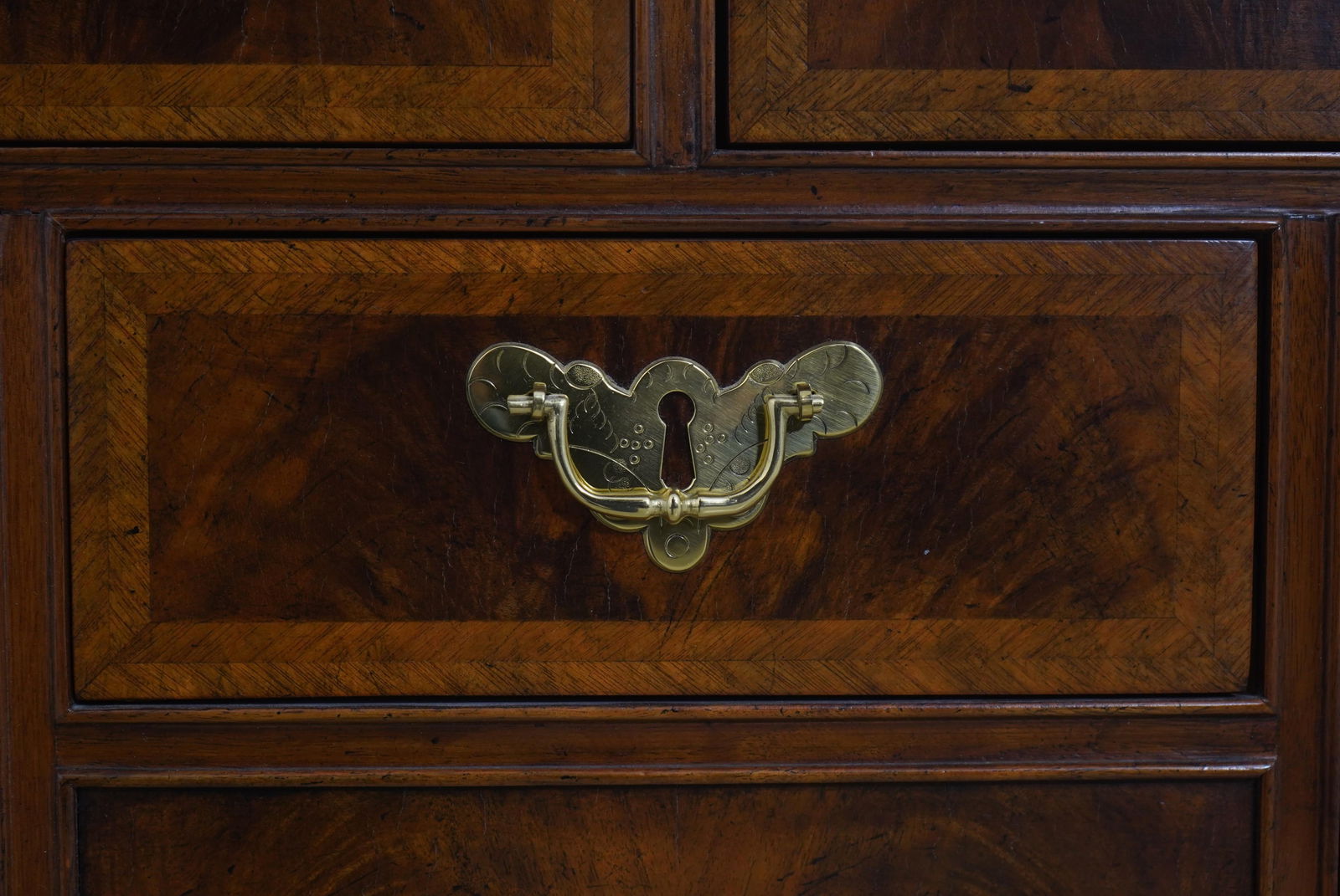 Baker 8868 Colonial Williamsburg Walnut Lowboy Dressing Table - 10