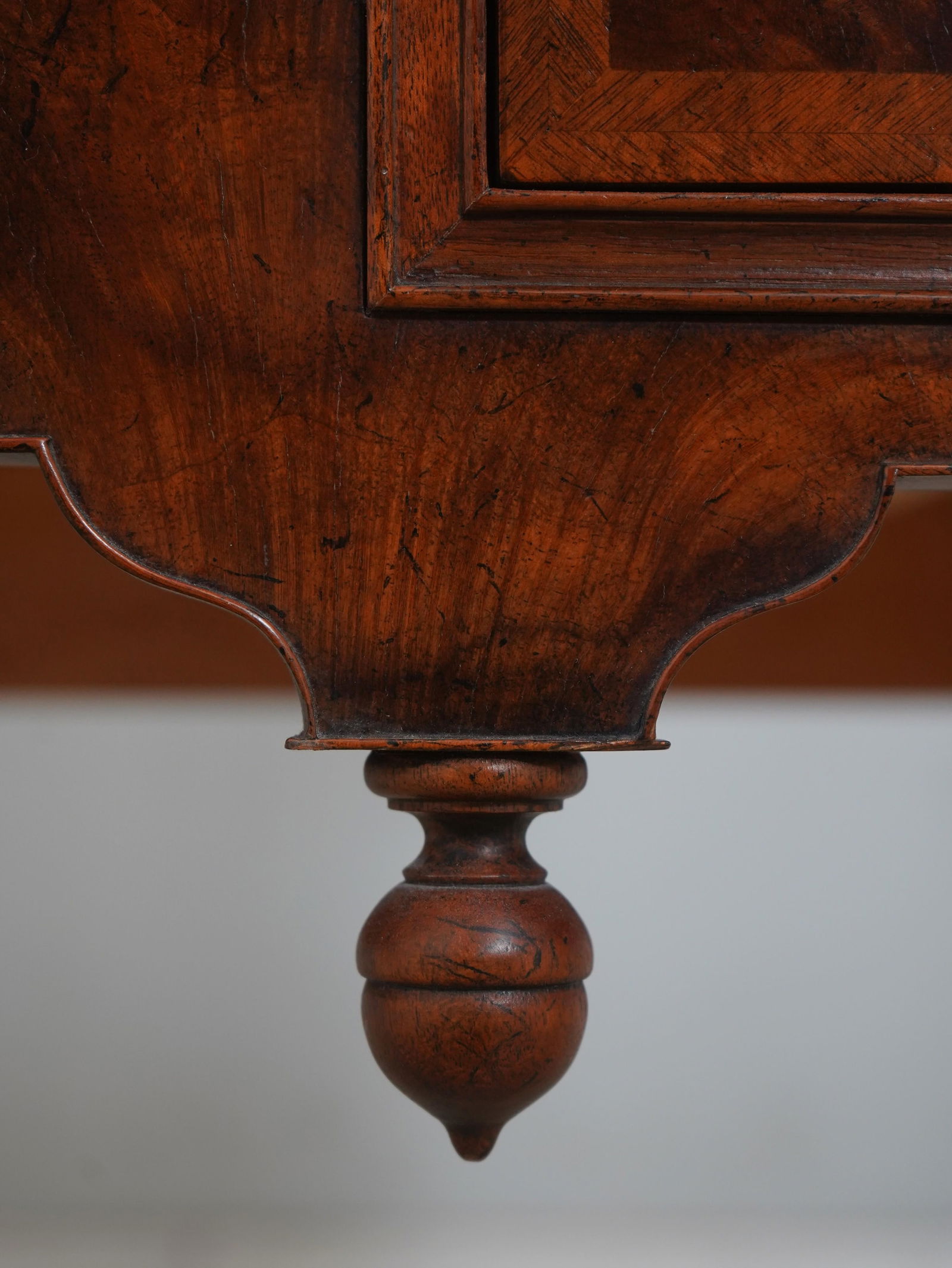 Baker 8868 Colonial Williamsburg Walnut Lowboy Dressing Table - 6