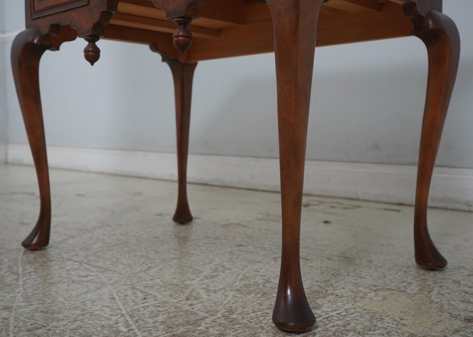 Baker 8868 Colonial Williamsburg Walnut Lowboy Dressing Table - 9