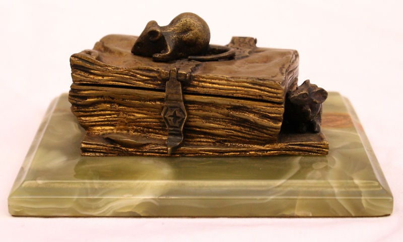 Early 1900's French Bronze Box with Onyx Base and Mice: Early 1900's French Bronze Box with Onyx Base and Mice This exquisite early 1900's French bronze box features a stunning onyx base, showcasing intricate details and a beautiful patina. The box is ador