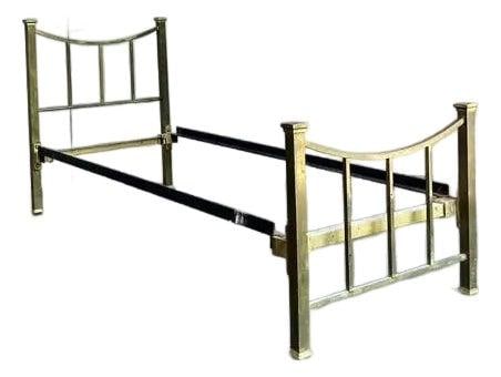 Chic Vintage Brass Daybed Art Deco Hollywood Regency Style: Chic Vintage Brass Daybed Art Deco Hollywood Regency Style Experience the understated glamour of this chic vintage brass daybed, a stunning embodiment of Art Deco and Hollywood Regency design. With it