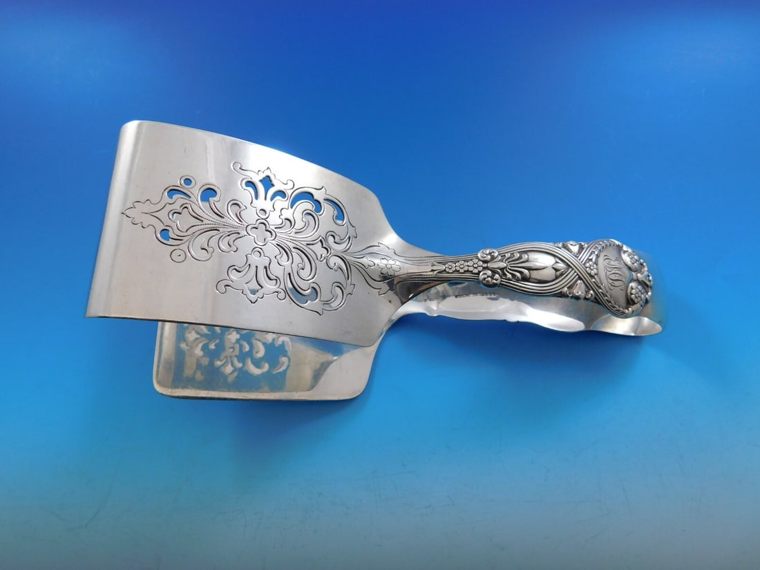 Tiffany & Co Saint James Sterling Silver Asparagus Serving Tong 7.5" Fleur De Lis: Tiffany & Co Saint James Sterling Silver Asparagus Serving Tong 7.5" Fleur De Lis Elevate your dining experience with the exquisite Saint James Asparagus Serving Tong by Tiffany & Co. This stunning pi