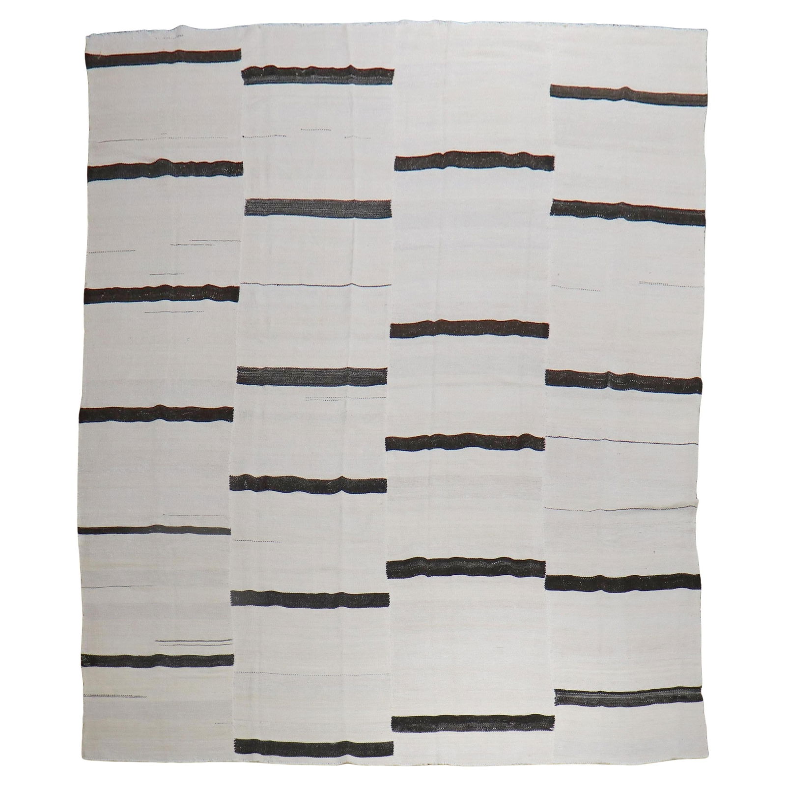 Vintage 20th Century Turkish Hand-Knotted Wool Kilim 10' x 12'9: Vintage 20th Century Turkish Hand-Knotted Wool Kilim 10' x 12'9 Discover the elegance of this 20th Century Turkish Kilim, a stunning piece that embodies minimalist style. Crafted from high-quality han