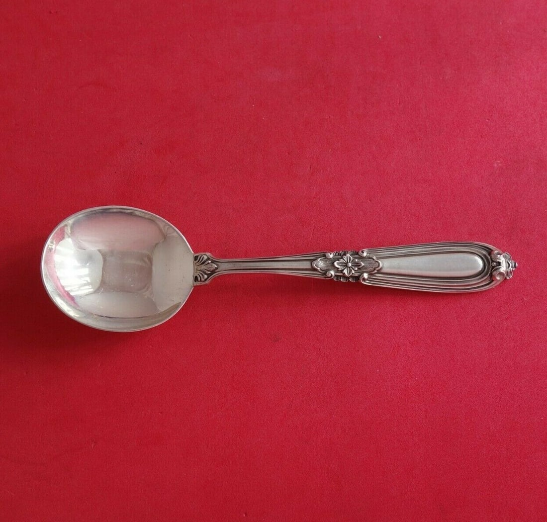 Buccellati Esteval Sterling Silver Cream Soup Spoon 6.75 inches: Buccellati Esteval Sterling Silver Cream Soup Spoon 6.75 inches Indulge in the elegance of the Esteval pattern by Buccellati with this exquisite cream soup spoon. Crafted from high-quality sterling si