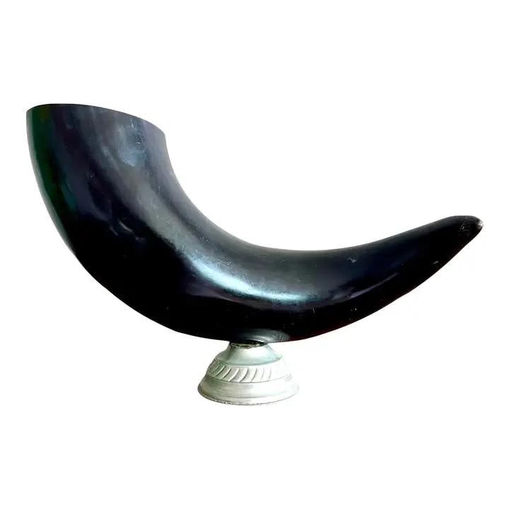 Vintage Black Horn Sculpture with Silver-Toned Base: Vintage Black Horn Sculpture with Silver-Toned Base Introducing a striking Vintage Boho Horn Statue, a sculptural drinking horn mounted on a sleek silver-toned base. This piece showcases a polished bl