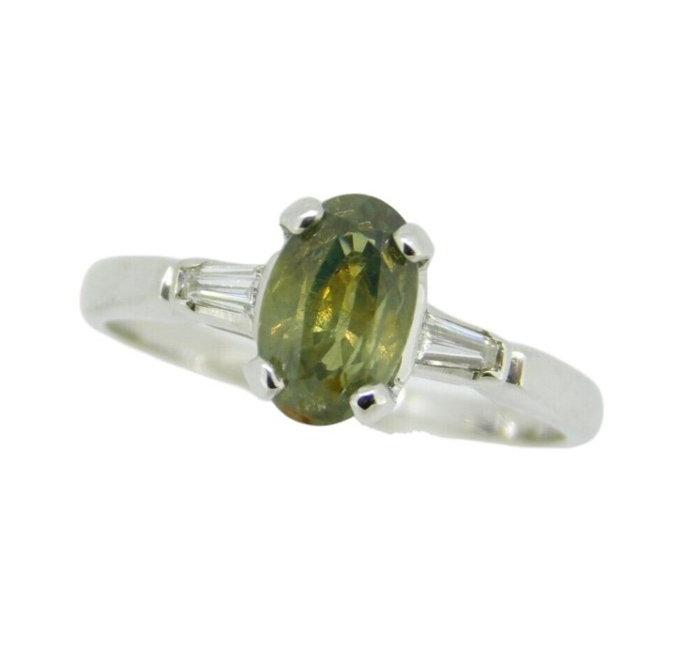 Vintage Platinum 1.51ct GIA Certified Alexandrite Ring with Diamonds: Vintage Platinum 1.51ct GIA Certified Alexandrite Ring with Diamonds This exquisite vintage ring features a stunning 1.51-carat genuine natural alexandrite, certified by GIA. The oval-shaped alexandri