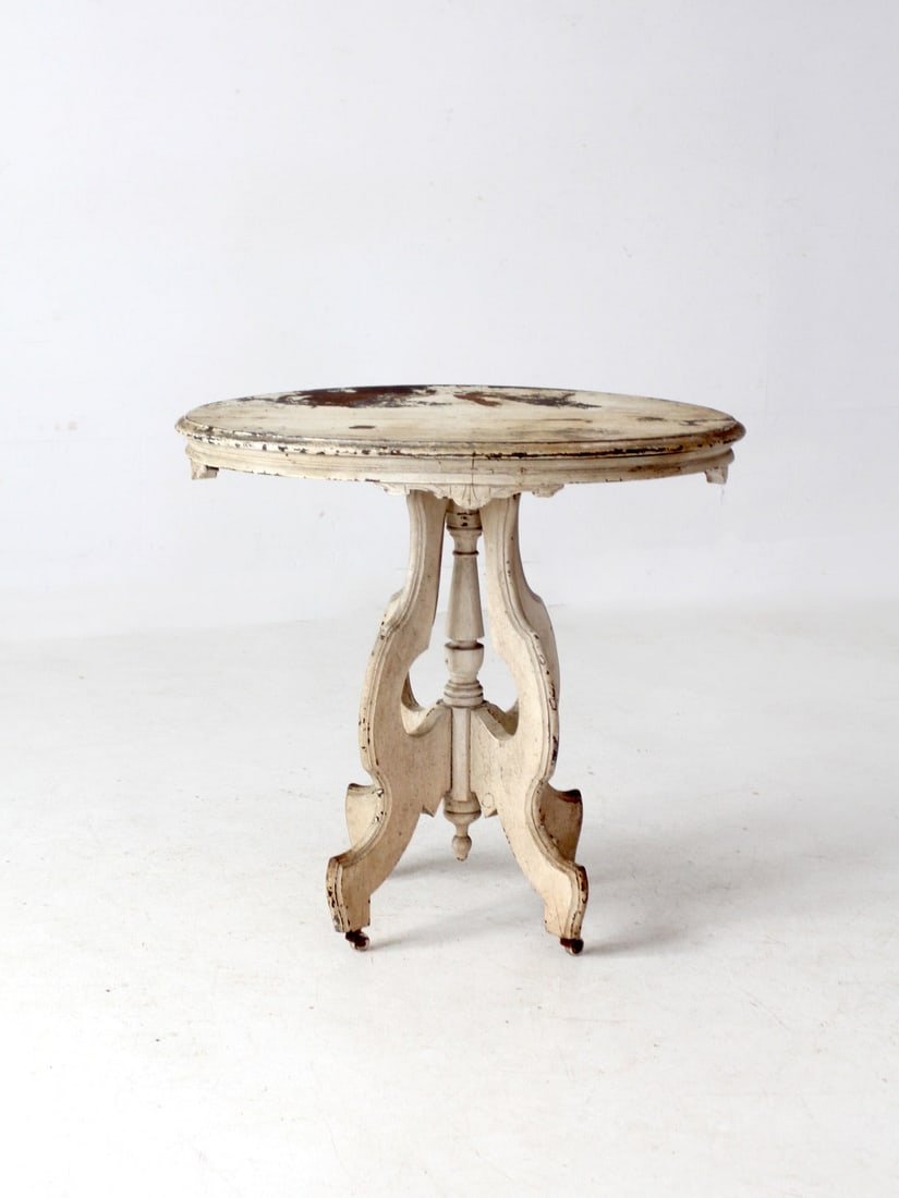 Antique Eastlake Victorian Accent Table Oval Top 19th Century Charm: Antique Eastlake Victorian Accent Table Oval Top 19th Century Charm This Antique Victorian East Lake Style Accent Table showcases a beautifully crafted oval top, adorned with a carved apron and a scul