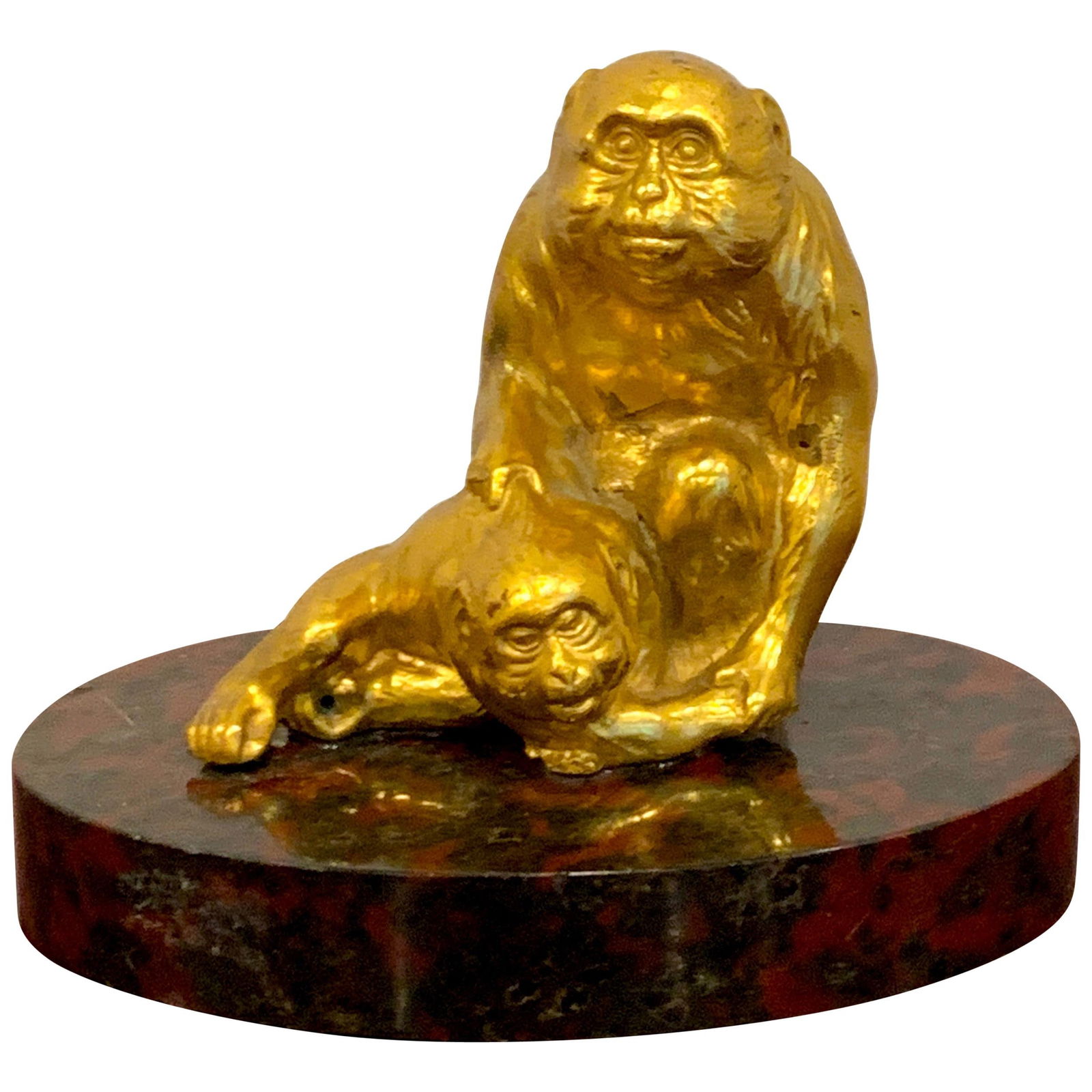 Belle Epoque French Gilt Bronze Sculpture of Seated Monkeys: Belle Epoque French Gilt Bronze Sculpture of Seated Monkeys This exquisite French gilt bronze sculpture features two seated monkeys, showcasing remarkable detail and expressiveness. The sculpture is
