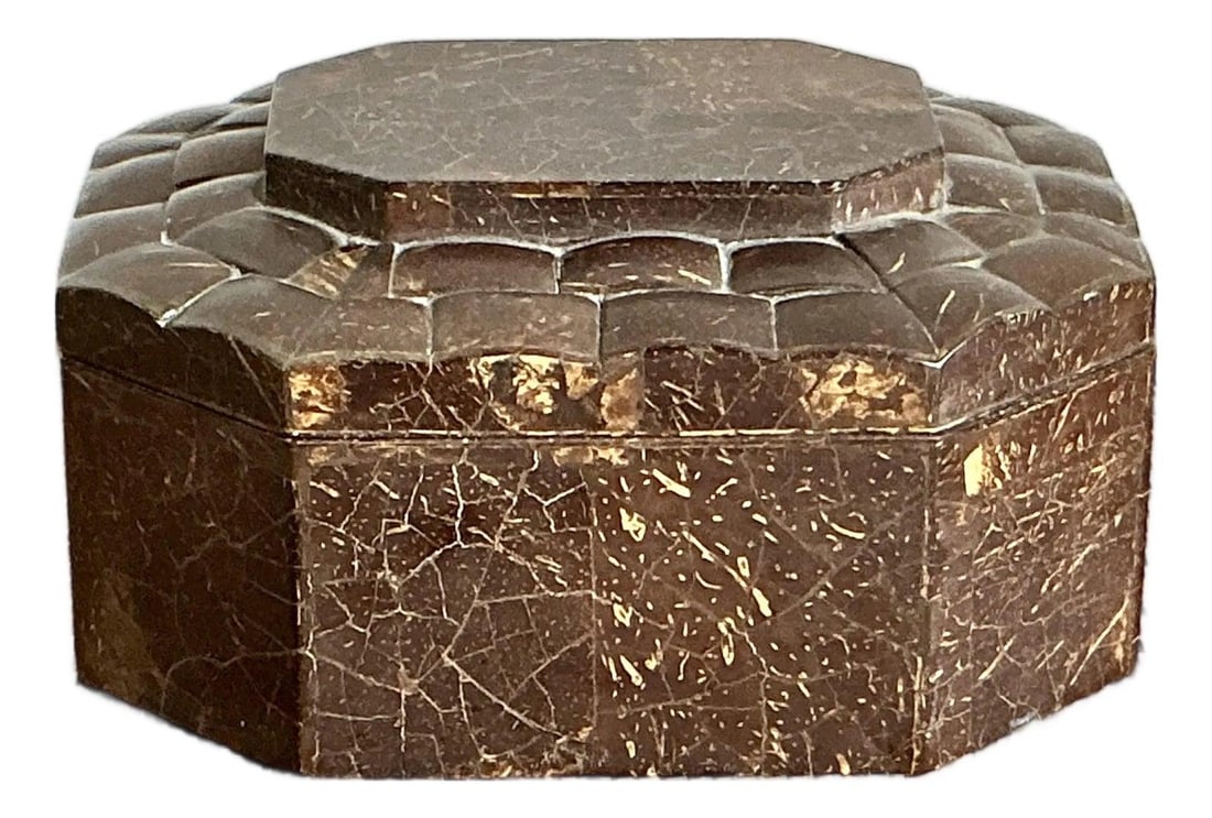Octagonal Pen Shell Quilted Trinket Box with Domed Lid Vintage Boho Style: Octagonal Pen Shell Quilted Trinket Box with Domed Lid Vintage Boho Style This vintage trinket box features a distinctive octagonal base and a domed, tiered lid, showcasing segments of dark capiz or p