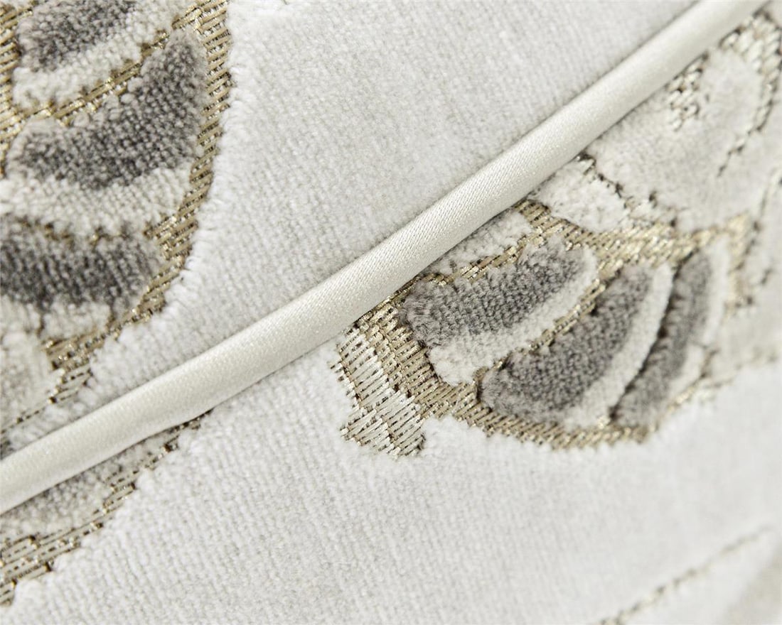 John-Richard Curved Ottoman Regency Style 19H 20.50W 20.50D: John-Richard Curved Ottoman Regency Style 19H 20.50W 20.50D Introducing the Timeless Traditional Ottoman, a perfect blend of elegance and comfort. This stylish ottoman features a curved shape and is d