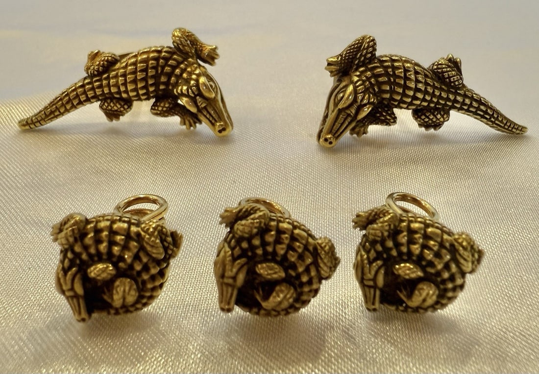 Kieselstein-Cord 18K Gold Cufflinks and Studs Set: Kieselstein-Cord 18K Gold Cufflinks and Studs Set Elevate your formal attire with this exquisite set of cufflinks and studs crafted by Kieselstein-Cord. Made from high-quality 18k yellow gold, this