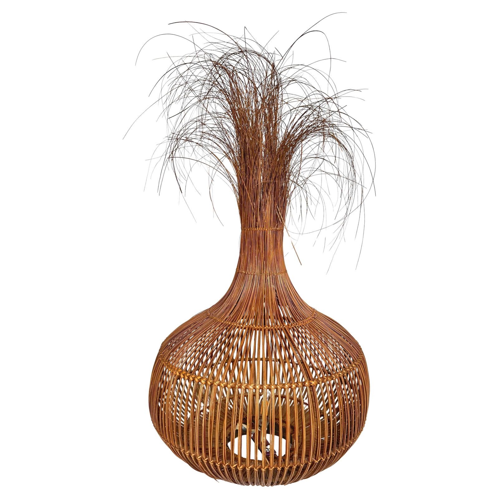 1970s Italian Rattan Brass Onion Grass Table Lamp Mid-Century Modern: 1970s Italian Rattan Brass Onion Grass Table Lamp Mid-Century Modern This Italian Woven Rattan & Brass 'Onion Grass' Table Lamp, dating back to the 1970s, embodies the charm of mid-century modern