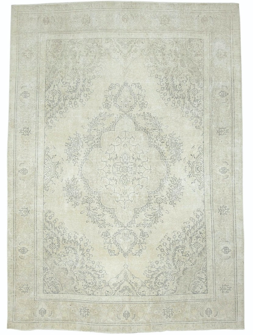 Antique Vintage Floral Design Oriental Rug 9'6 x 12'6 Handmade Wool: Antique Vintage Floral Design Oriental Rug 9'6 x 12'6 Handmade Wool Enhance your living space with this exquisite 9'6" x 12'6" Antique Distressed Vintage Oriental Rug, featuring a charming floral desi
