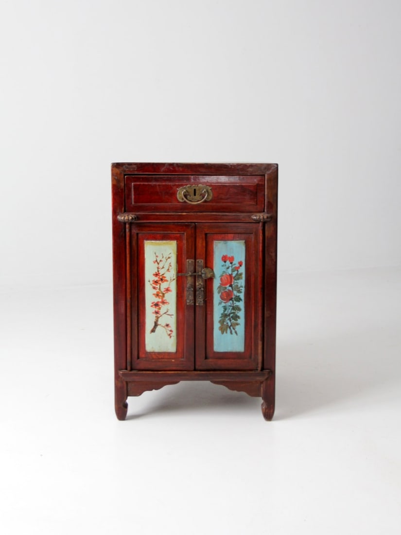 Vintage Chinese Lacquered Wood Nightstand with Hand-Painted Flowers: Vintage Chinese Lacquered Wood Nightstand with Hand-Painted Flowers This vintage Chinese nightstand showcases exquisite craftsmanship with its lacquered wood finish and beautifully hand-painted floral