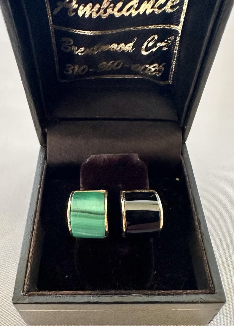 Italian 18K Yellow Gold Malachite Onyx Ring Size 7: Italian 18K Yellow Gold Malachite Onyx Ring Size 7 This exquisite Italian ring, size 7, showcases a stunning combination of 18k yellow gold, green malachite, and black onyx. The ring boasts intricate