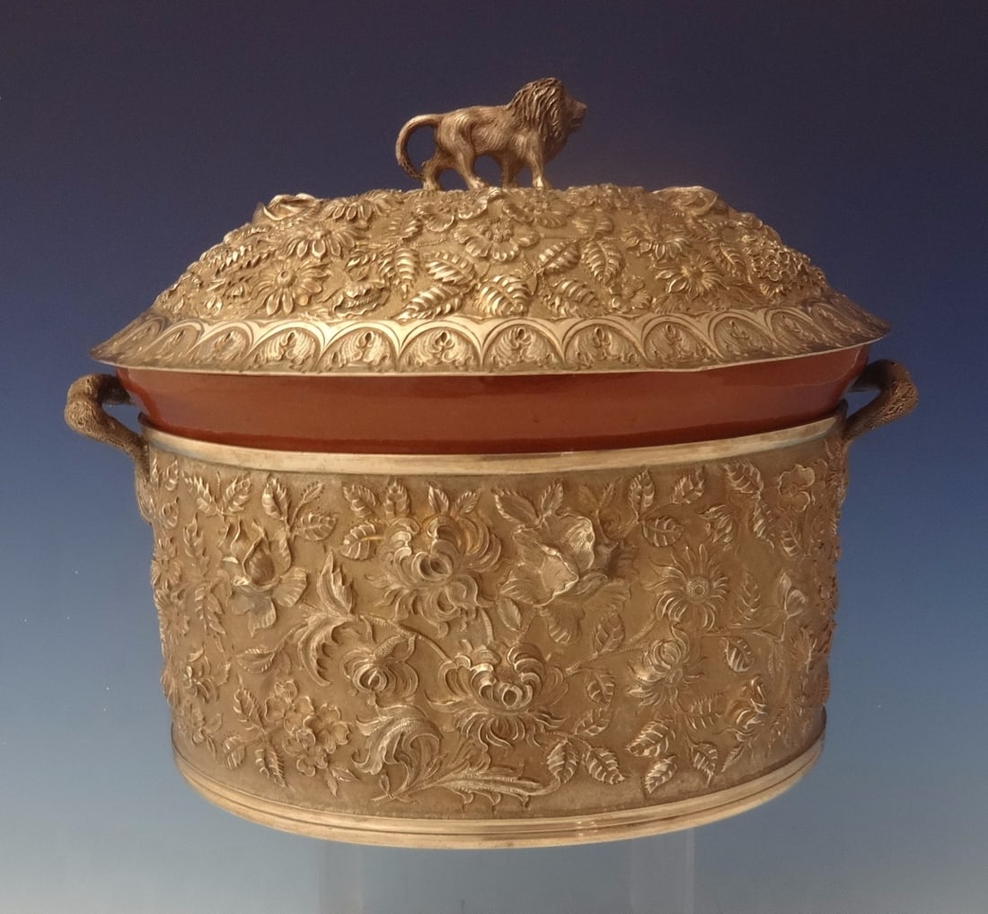 Schofield Baltimore Rose Sterling Casserole Dish with 3D Lion: Schofield Baltimore Rose Sterling Casserole Dish with 3D Lion This exquisite Baltimore Rose casserole dish by Schofield showcases intricate repousse craftsmanship and features a striking 3D lion motif