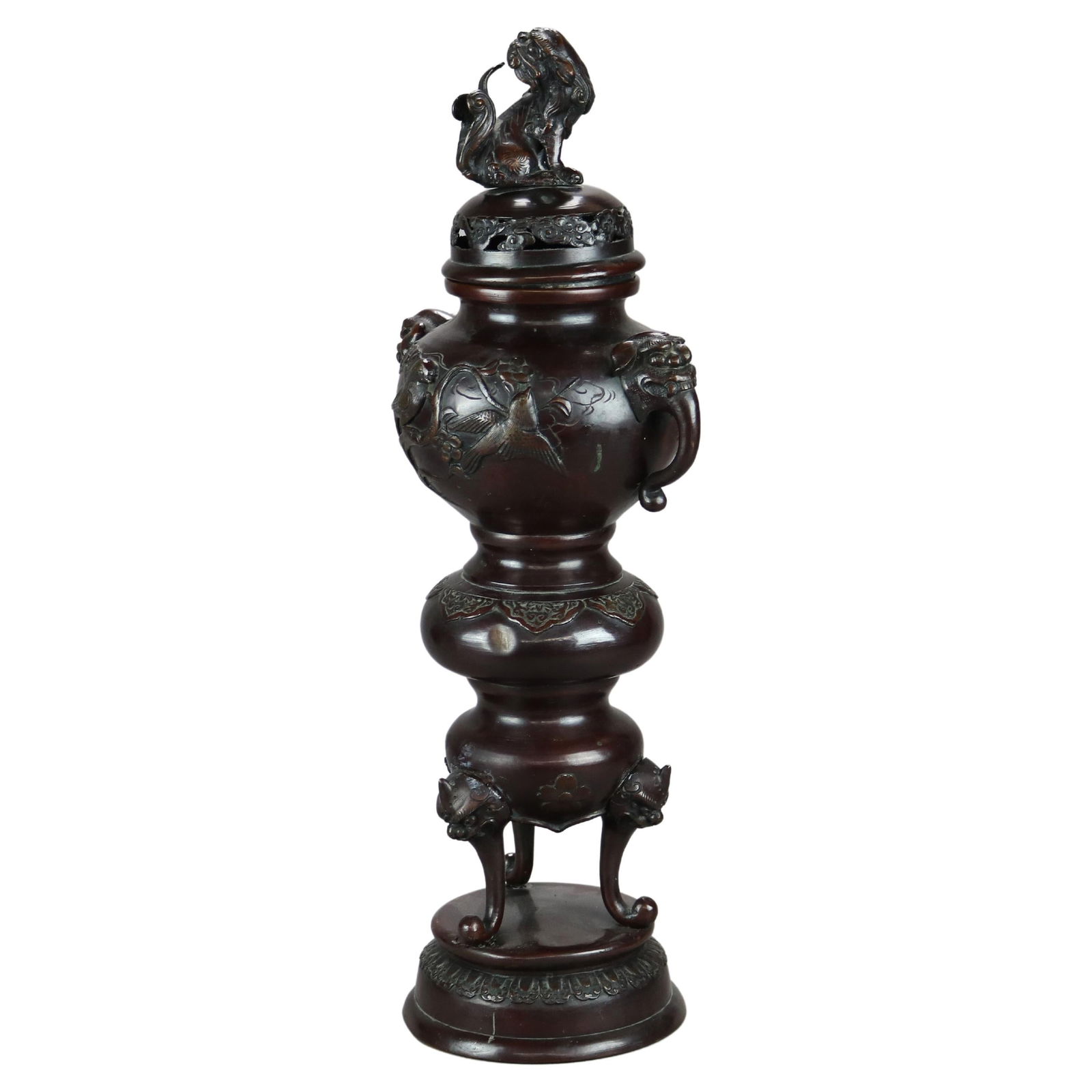 Antique Japanese Meiji Bronze Censer with Foo Dogs 1900: Antique Japanese Meiji Bronze Censer with Foo Dogs 1900 This exquisite antique Japanese bronze censer from the Meiji period, circa 1900, showcases remarkable craftsmanship with its cast bronze constru