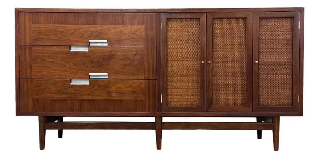 Mid Century Modern Walnut Dresser American of Martinsville 1960s: Mid Century Modern Walnut Dresser American of Martinsville 1960s This exquisite mid-century modern dresser, crafted from walnut, showcases elegant aluminum hardware and distinctive inlay details. Prof