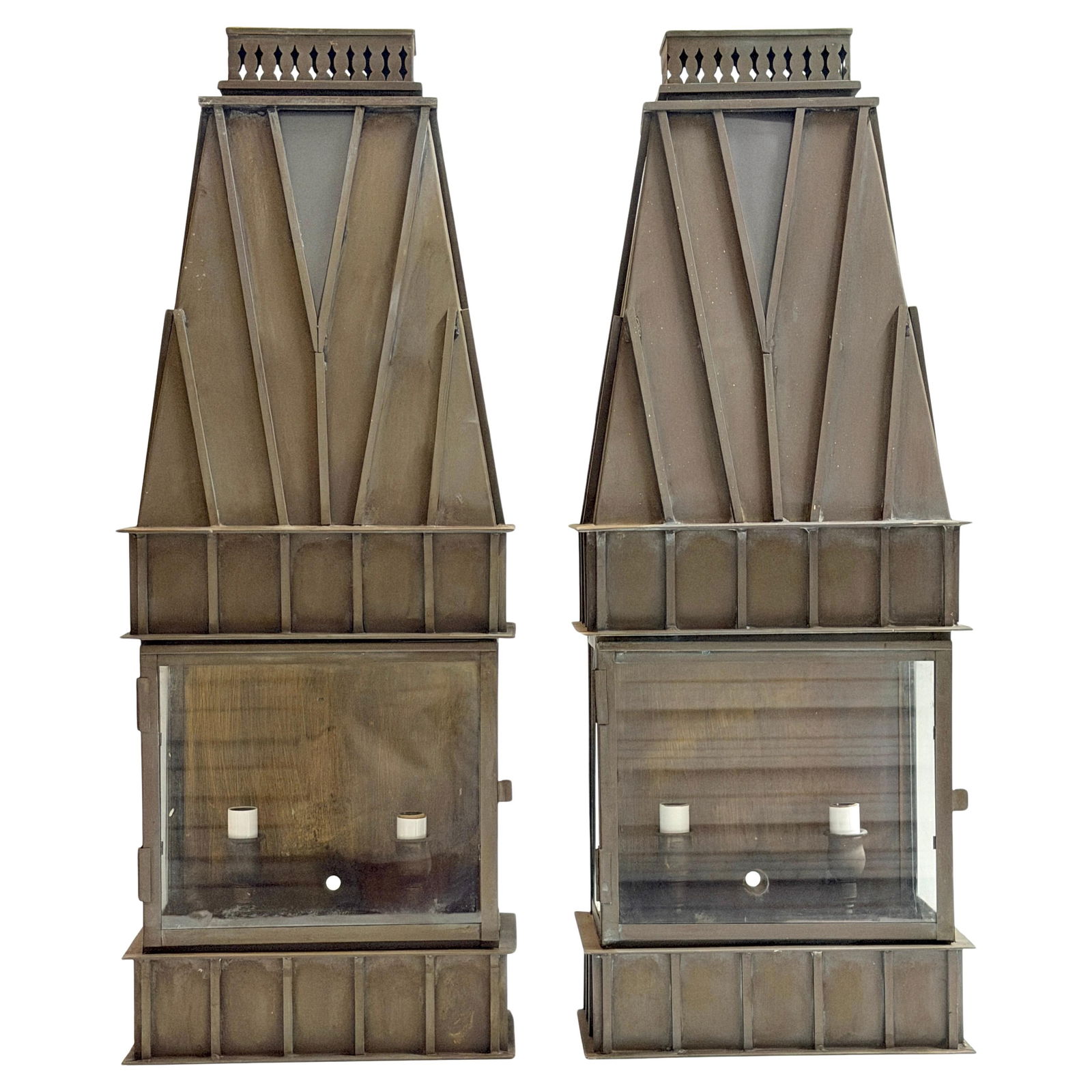 Set of 2 Georgian Gothic Bronze Architectural Wall Sconces from 1960s: Set of 2 Georgian Gothic Bronze Architectural Wall Sconces from 1960s This pair of architectural Georgian Gothic bronze wall sconces, crafted in the United States circa the 1960s, showcases the grande