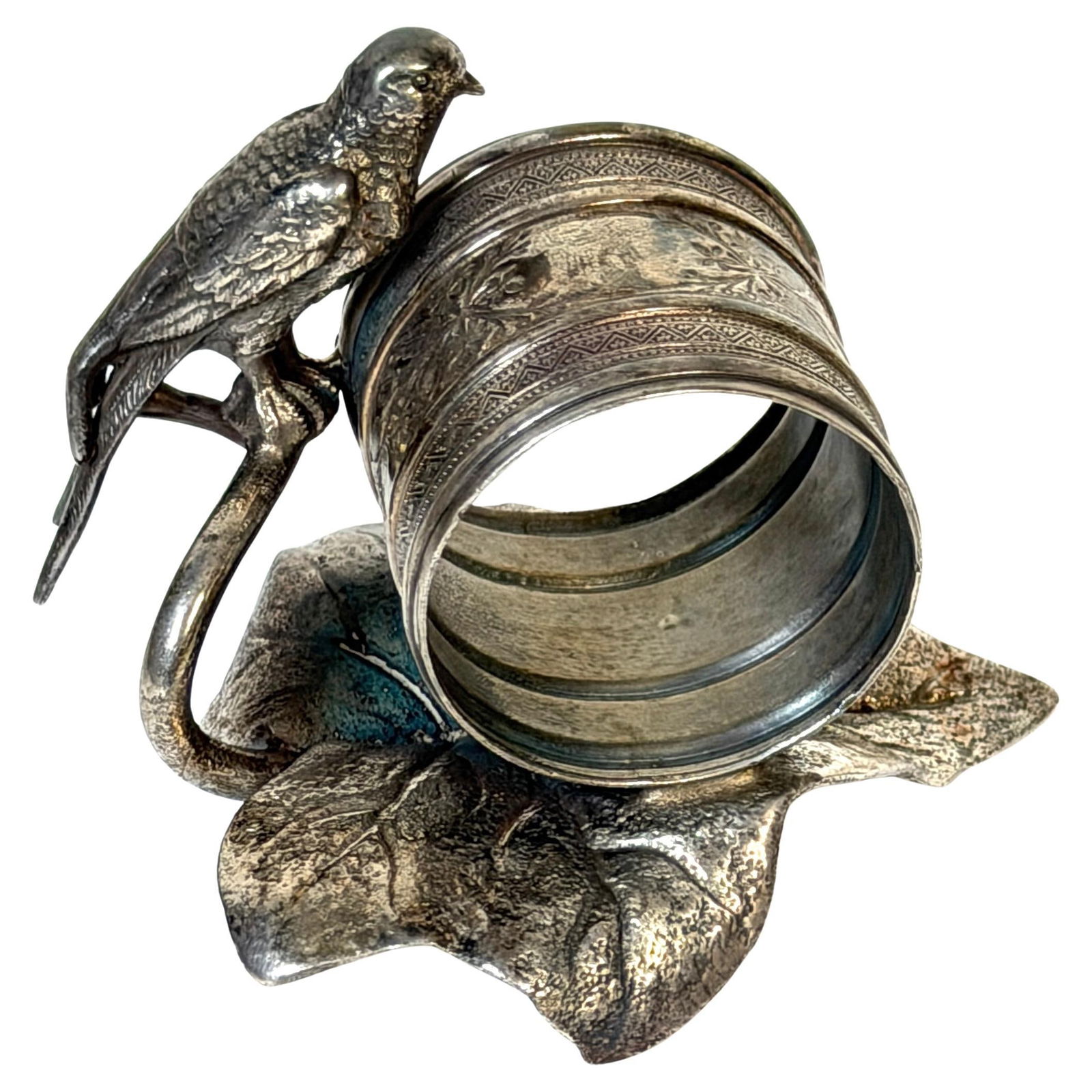 Victorian Era Meriden Figural Bird and Leaf Silverplate Napkin Ring: Victorian Era Meriden Figural Bird and Leaf Silverplate Napkin Ring This American Victorian figural napkin ring, attributed to Meriden Silver Plate Co., dates to the late 19th century. Crafted in silv