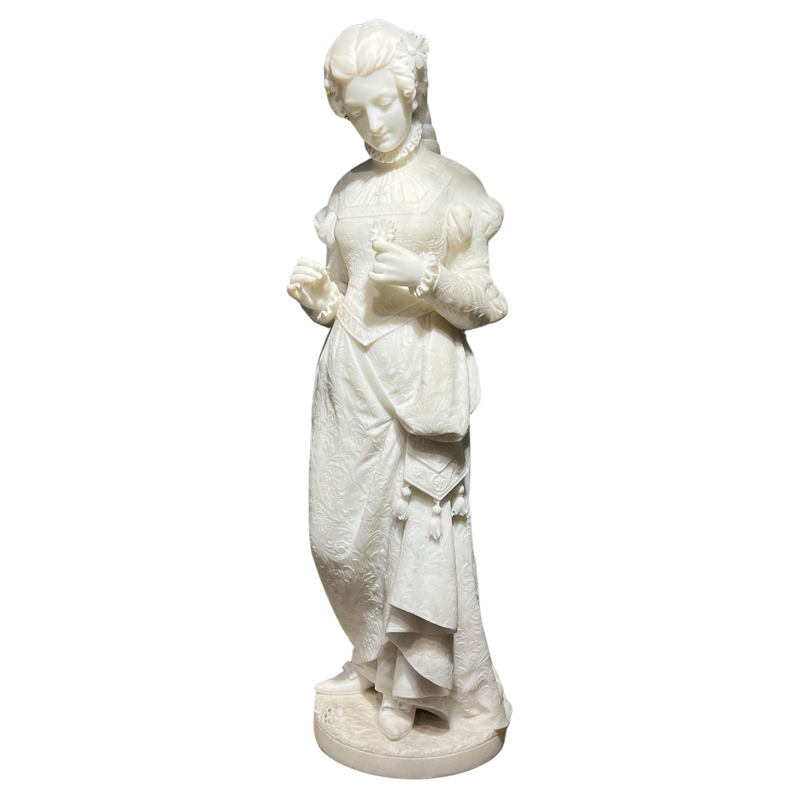 Neoclassical Italian White Marble Woman Statue by Ferdinando Vichi: Neoclassical Italian White Marble Woman Statue by Ferdinando Vichi This exquisite white marble sculpture by Ferdinando Vichi depicts an elegant woman delicately pulling petals from a flower, referenci