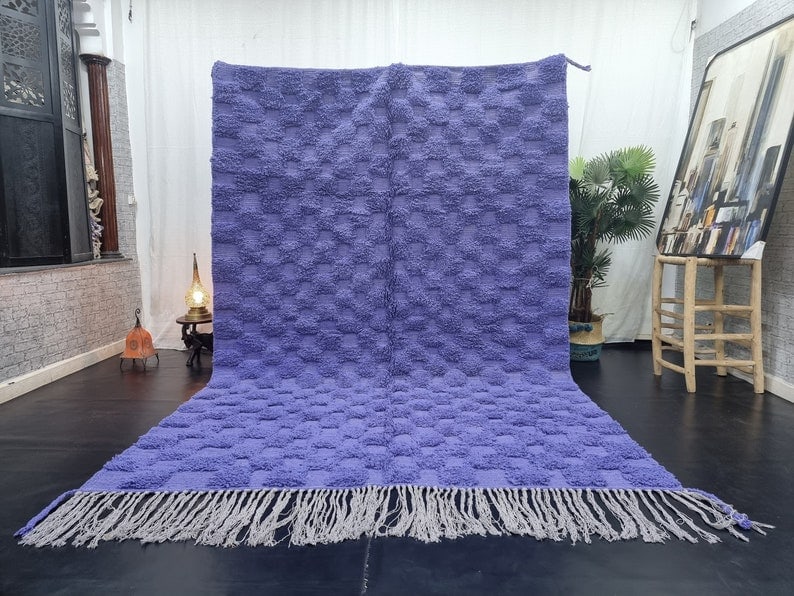 Handwoven Blue Checkered Rug 100% Sheep Wool from Morocco: Handwoven Blue Checkered Rug 100% Sheep Wool from Morocco Introducing the Elegant Blue Checkered Engraved Rug, a stunning handwoven piece crafted by local Berber women in the Atlas Mountains. This aut