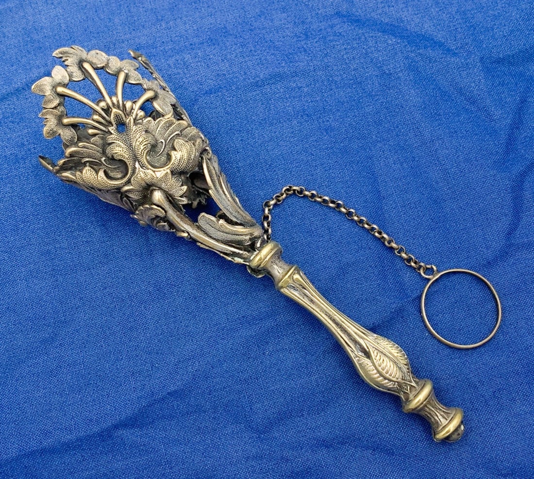 Victorian Gilt Tussie Mussie with Ornate Floral Cup and Chain: Victorian Gilt Tussie Mussie with Ornate Floral Cup and Chain This gilt tussie mussie features an ornate cast floral cup, beautifully designed with large leaves and exotic flowers. Originating from th