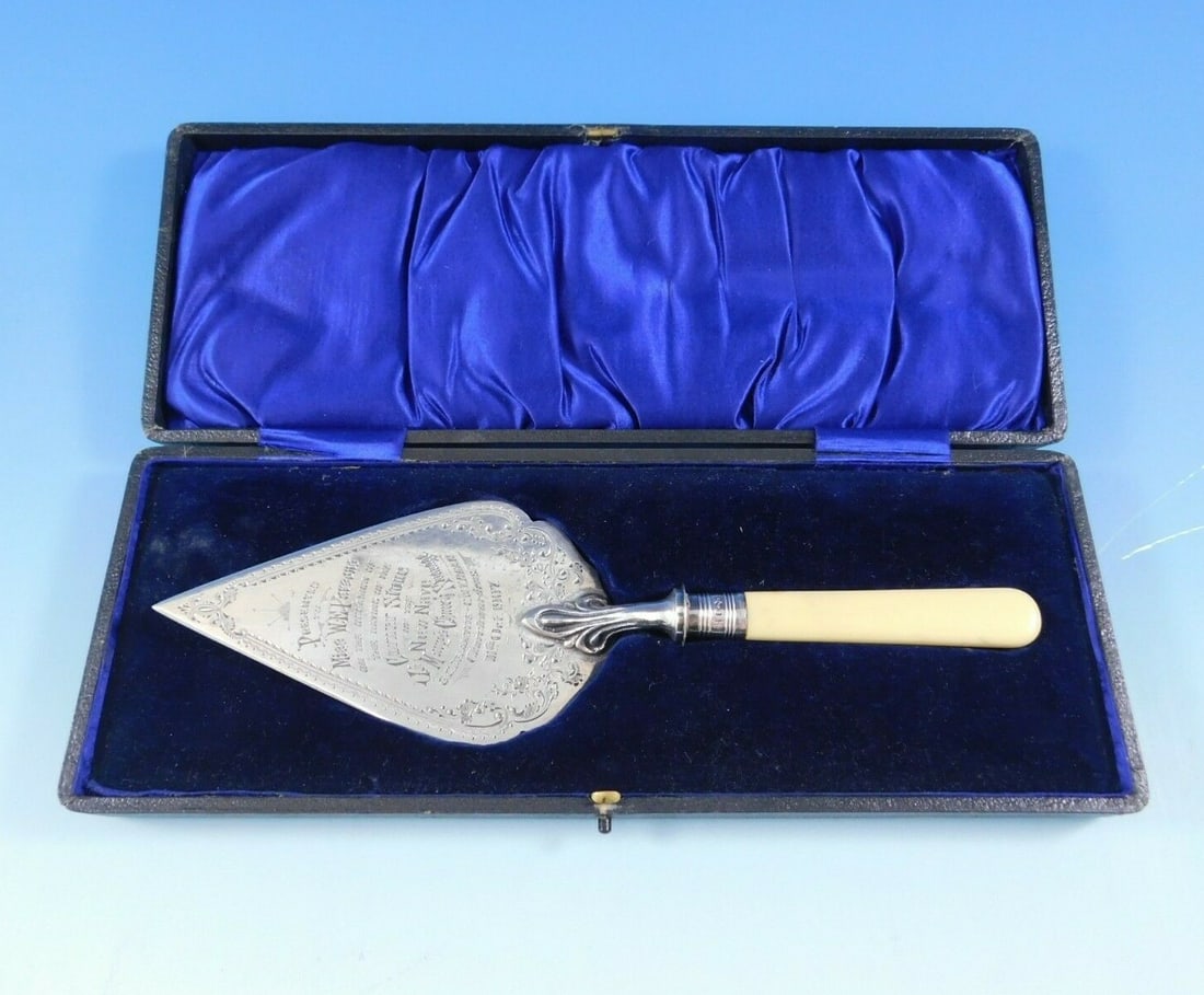 James Deakin & Sons Sterling Silver Pie Server with Fitted Box: James Deakin & Sons Sterling Silver Pie Server with Fitted Box This exquisite pie server is a remarkable piece from James Deakin & Sons, crafted from high-quality sterling silver. The server features
