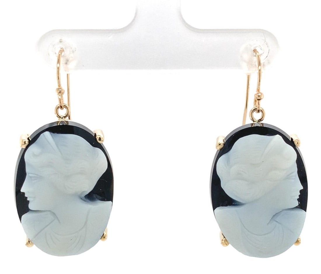 14k Yellow Gold Banded Black White Agate Cameo Dangle Earrings Authentic: 14k Yellow Gold Banded Black White Agate Cameo Dangle Earrings Authentic These exquisite earrings are crafted from 14k yellow gold, featuring stunning banded black and white genuine agate stone carved