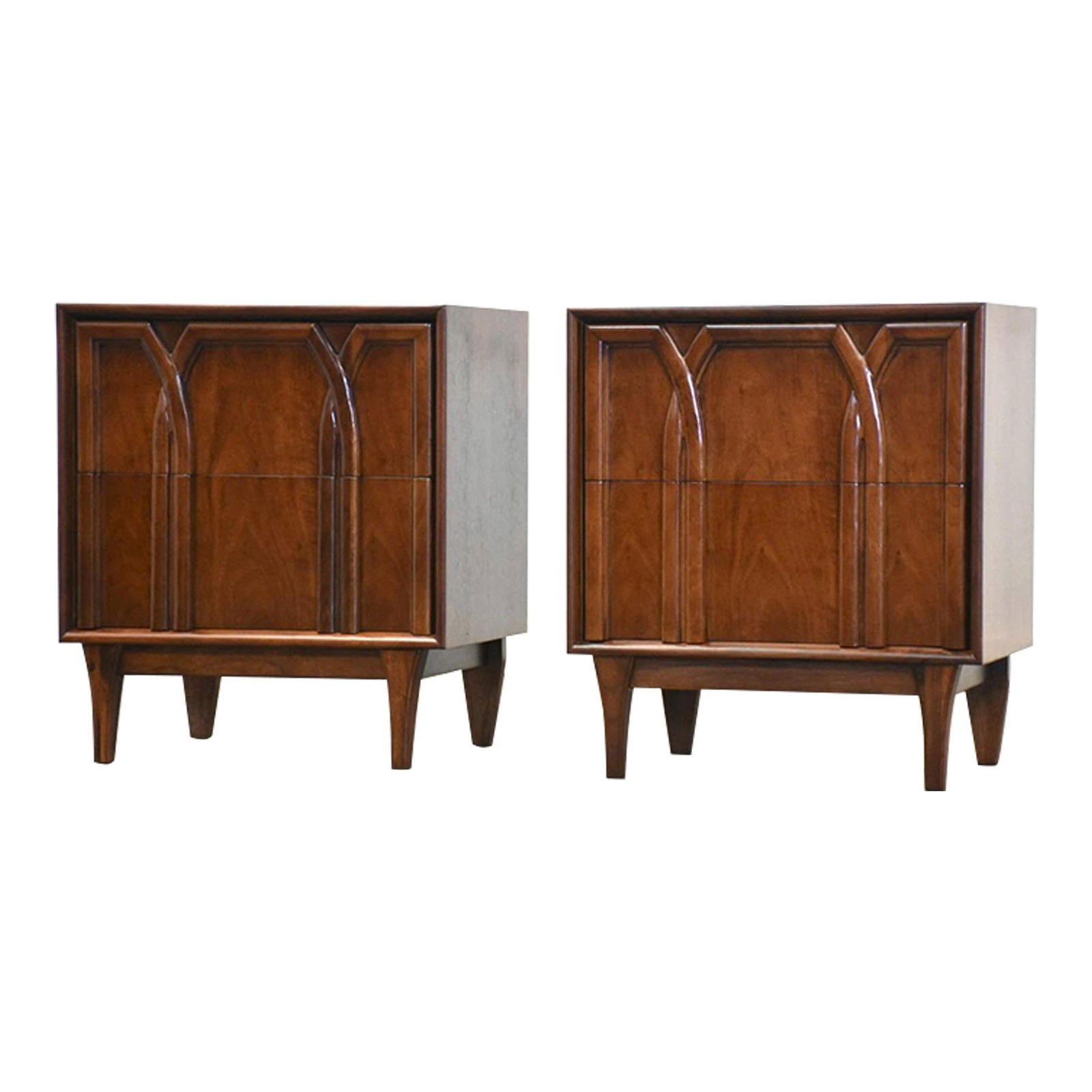 1960s Red Lion Walnut Nightstands Pair Mid Century Modern: 1960s Red Lion Walnut Nightstands Pair Mid Century Modern This exquisite pair of mid-century modern nightstands, crafted from walnut by Red Lion Furniture, features two spacious drawers for ample stor
