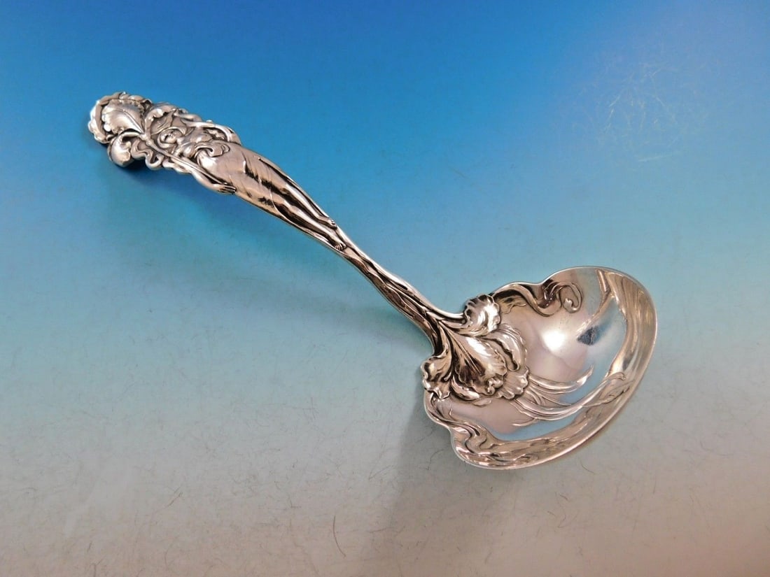 Alvin Raphael Sterling Silver Gravy Ladle Art Nouveau 7.5 Inches: Alvin Raphael Sterling Silver Gravy Ladle Art Nouveau 7.5 Inches This exquisite gravy ladle is a stunning example of Art Nouveau design, crafted from sterling silver by Alvin. Measuring 7 1/2 inches,