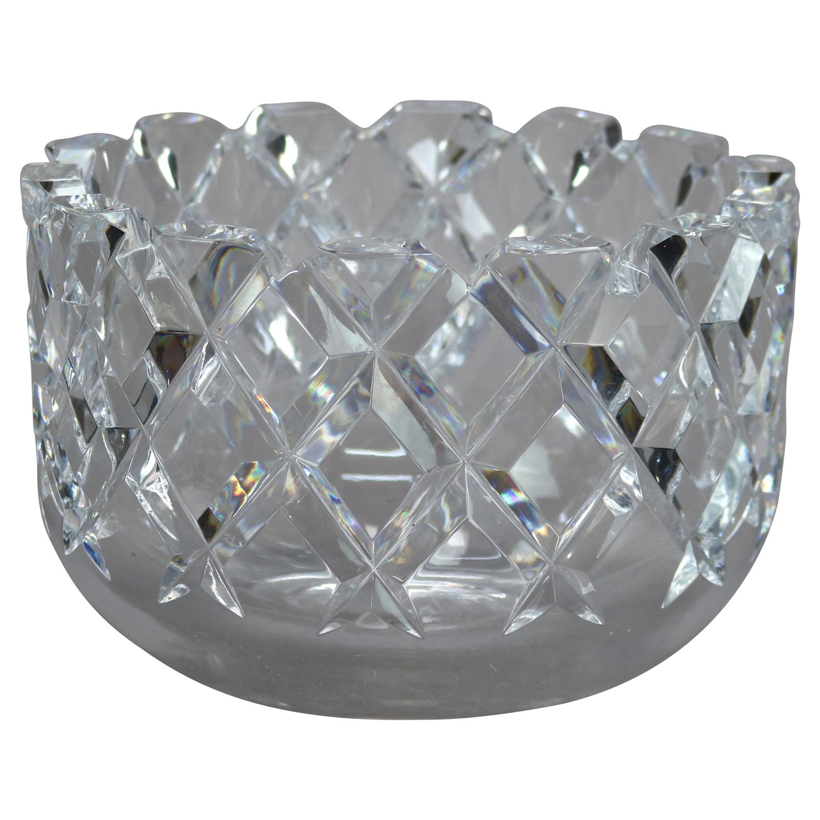 Orrefors Sofiero Lead Crystal Fruit Bowl Diamond Cut 20th Century: Orrefors Sofiero Lead Crystal Fruit Bowl Diamond Cut 20th Century This exquisite Orrefors Sofiero cut lead crystal fruit bowl from the 20th century showcases exceptional craftsmanship with its classic