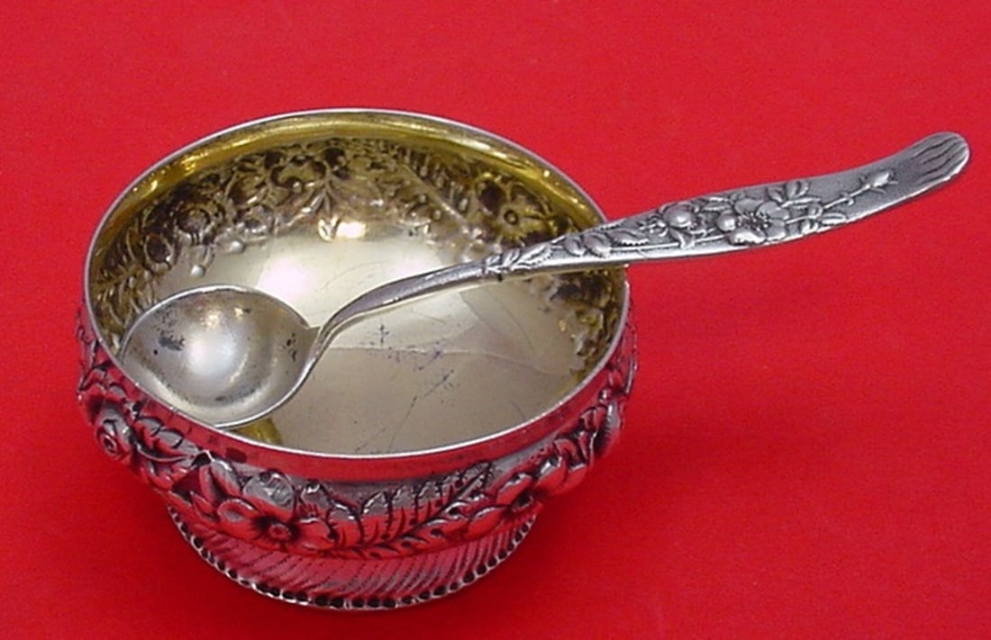 Tiffany & Co. Vine Sterling Silver Salt Dip & Spoon Set 2pcs Vintage: Tiffany & Co. Vine Sterling Silver Salt Dip & Spoon Set 2pcs Vintage Discover the elegance of the Vine by Tiffany & Co. Sterling Silver Salt Dip and Master Salt Spoon Set, crafted between 1850 and 189
