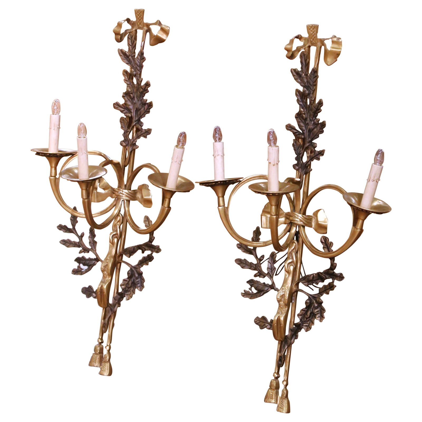Set of 2 French Louis XV Gilt Bronze Wall Sconces with Oak Leaf Motif: Set of 2 French Louis XV Gilt Bronze Wall Sconces with Oak Leaf Motif This pair of late 20th century French style gilt bronze wall sconces showcases refined Louis XV design. Hand-crafted in France cir