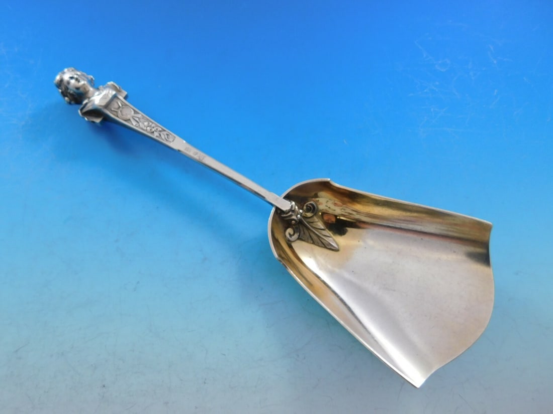 Gorham Bust Sterling Silver Goldwashed Cracker Scoop 8 3/4 Vintage Serving Piece: Gorham Bust Sterling Silver Goldwashed Cracker Scoop 8 3/4 Vintage Serving Piece This exquisite serving piece features a vintage Gorham sterling silver cracker scoop in the elegant Bust pattern. Measu