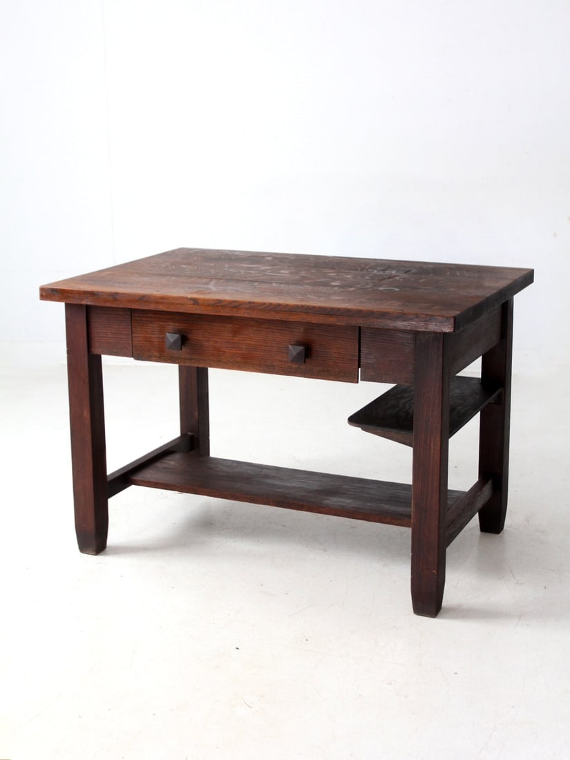 Vintage Arts and Crafts Mission Oak Writing Desk: Vintage Arts and Crafts Mission Oak Writing Desk This antique Mission oak desk epitomizes the Arts and Crafts style with its clean lines and rich wood grain. Crafted from solid oak and finished in a w