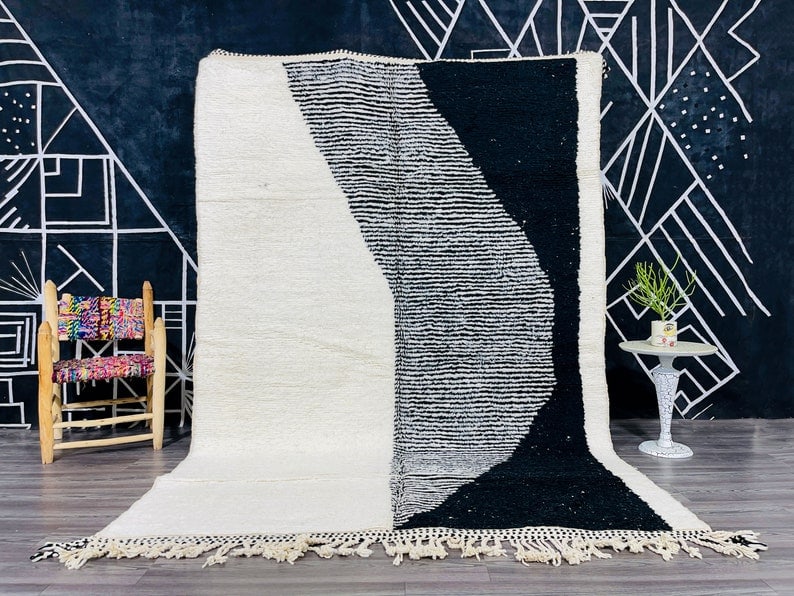 Handwoven White and Black Moroccan Rug 100% Sheep Wool 8 x 5 Feet: Handwoven White and Black Moroccan Rug 100% Sheep Wool 8 x 5 Feet Discover the elegance of this authentic white and black rug, handwoven by skilled Berber women artisans in the Atlas Mountains. Crafte