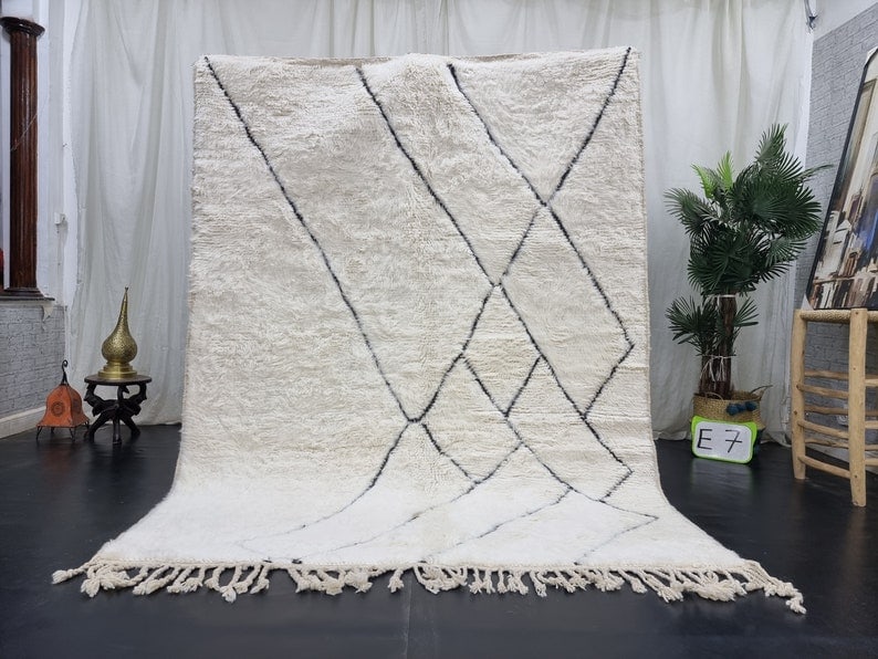 Authentic Handwoven White Rug 100% Sheep Wool Morocco: Authentic Handwoven White Rug 100% Sheep Wool Morocco Introducing the Elegant Soft Engraved White Rug, a stunning handwoven piece crafted by local Berber women in the Atlas Mountains. This authentic r