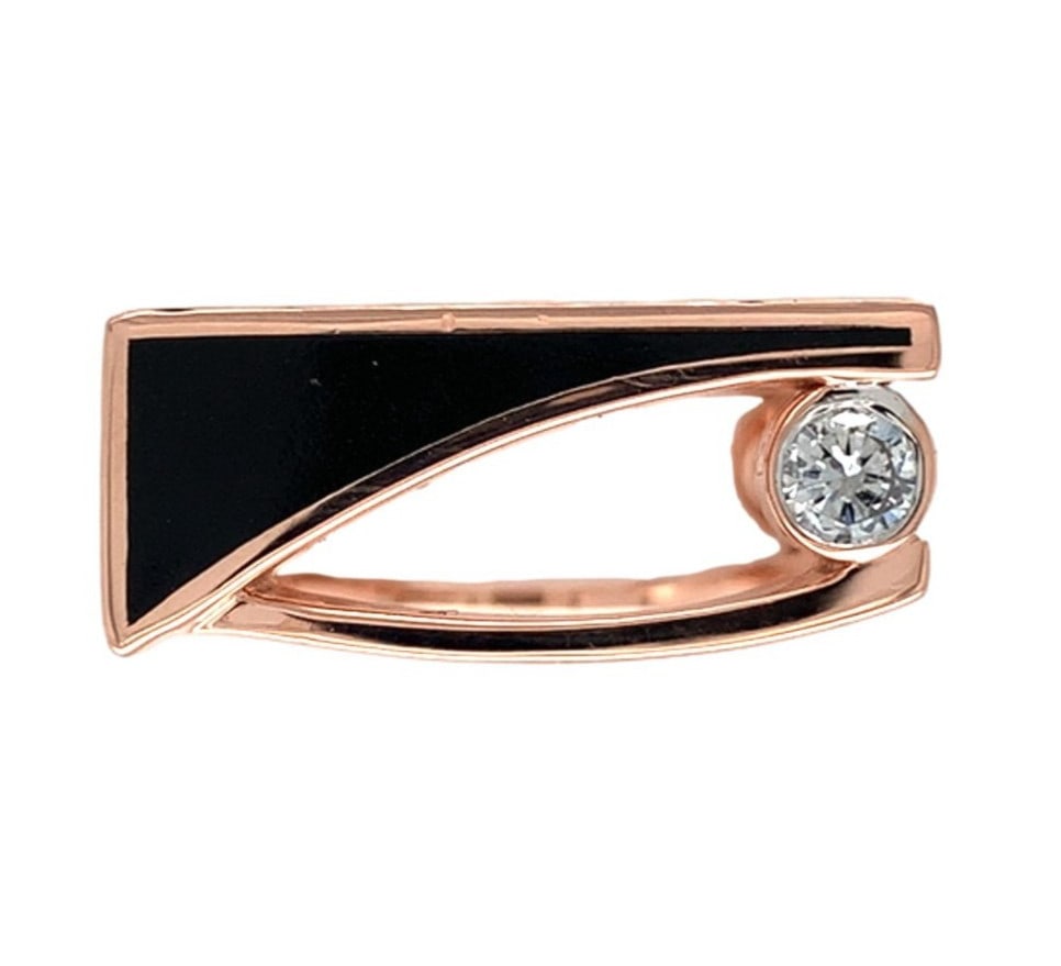 Harry Roa 14k Rose Gold Black Jade Diamond Ring Size 7.5: Harry Roa 14k Rose Gold Black Jade Diamond Ring Size 7.5 This exquisite 14k rose gold ring showcases a stunning triangular cut black jade as the centerpiece, complemented by a brilliant round diamond.