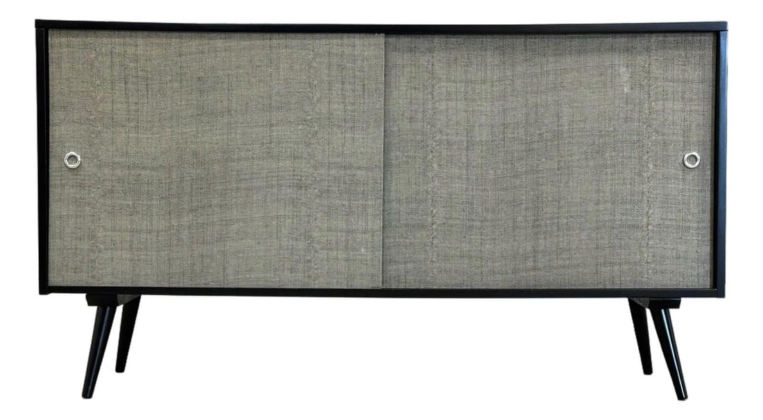 Mid Century Black Lacquer Credenza by Paul McCobb for Planner Group: Mid Century Black Lacquer Credenza by Paul McCobb for Planner Group This striking mid-century modern credenza, designed by Paul McCobb for Winchendon's Planner Group, showcases a solid maple construct