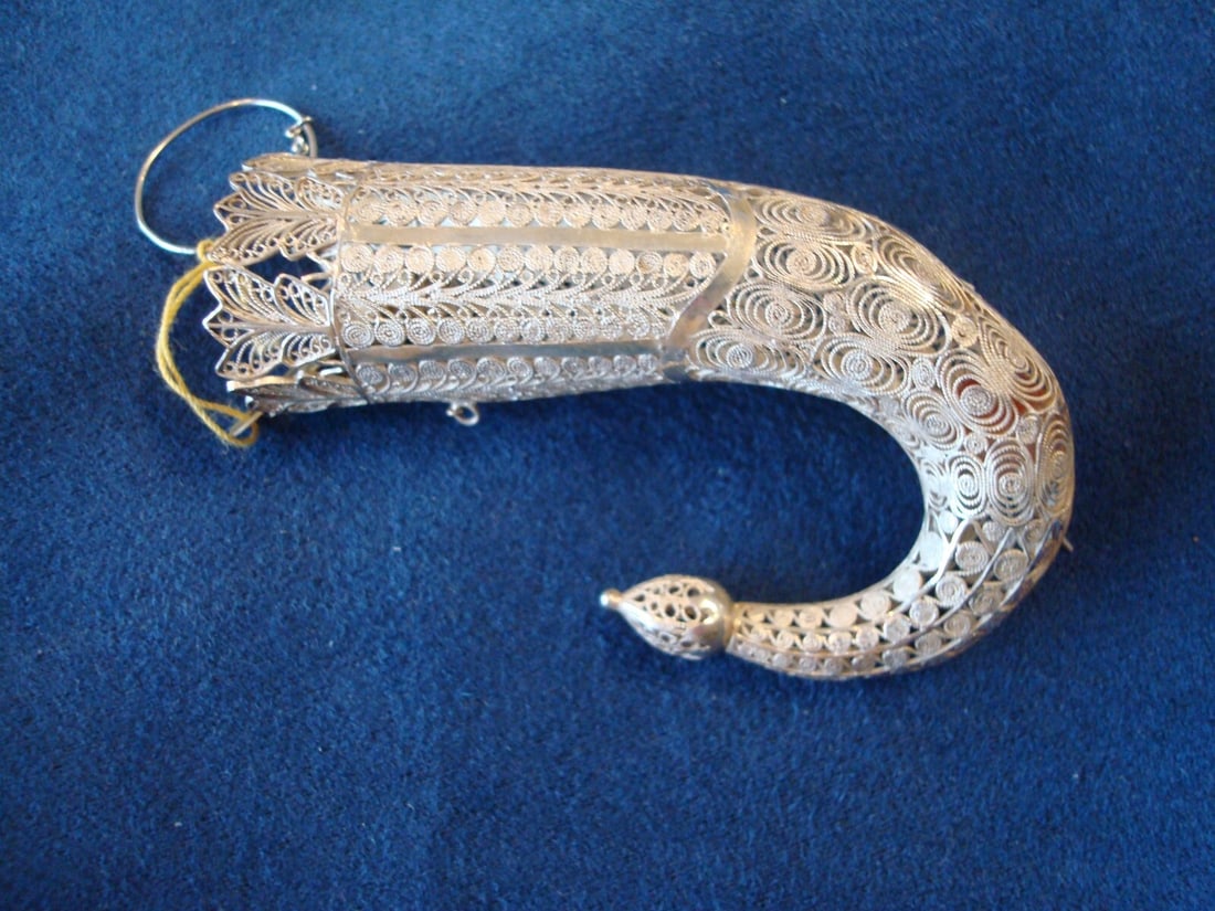 Vintage Sterling Silver Filigree Cornucopia Posey Pin 2 3/4": Vintage Sterling Silver Filigree Cornucopia Posey Pin 2 3/4" This exquisite Sterling Filigree Cornucopia Posey Pin, measuring 2 3/4" in length and 3/4" in width, showcases the intricate craftsmanship