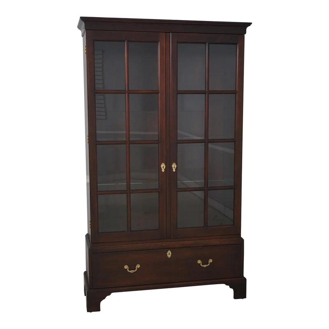 Stickley Colonial Williamsburg Mahogany Bookcase with Lighted Interior: Stickley Colonial Williamsburg Mahogany Bookcase with Lighted Interior This Stickley Colonial Williamsburg Mahogany Bookcase Cabinet, crafted around 2006, showcases a timeless design inspired by Chipp