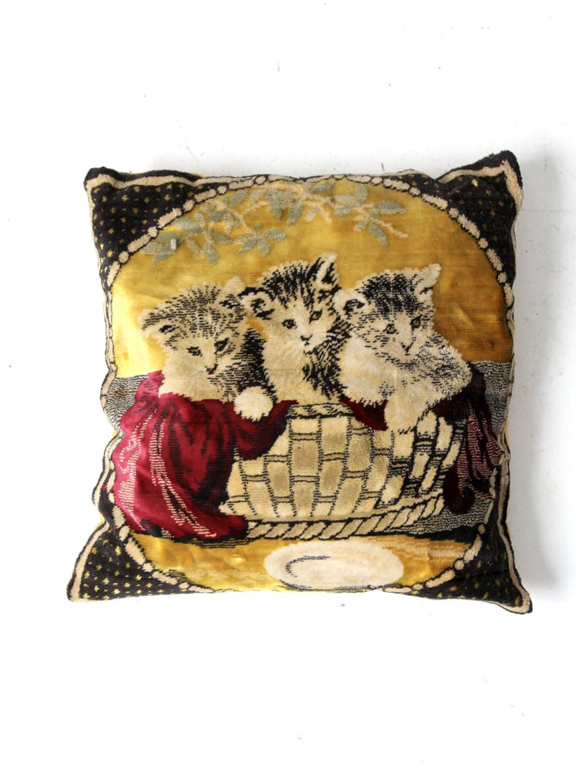 Charming Vintage Italian Tapestry Pillow with Kittens: Charming Vintage Italian Tapestry Pillow with Kittens Add a touch of charm to your home with this vintage Italian tapestry pillow, featuring an enchanting depiction of three kittens nestled in a baske