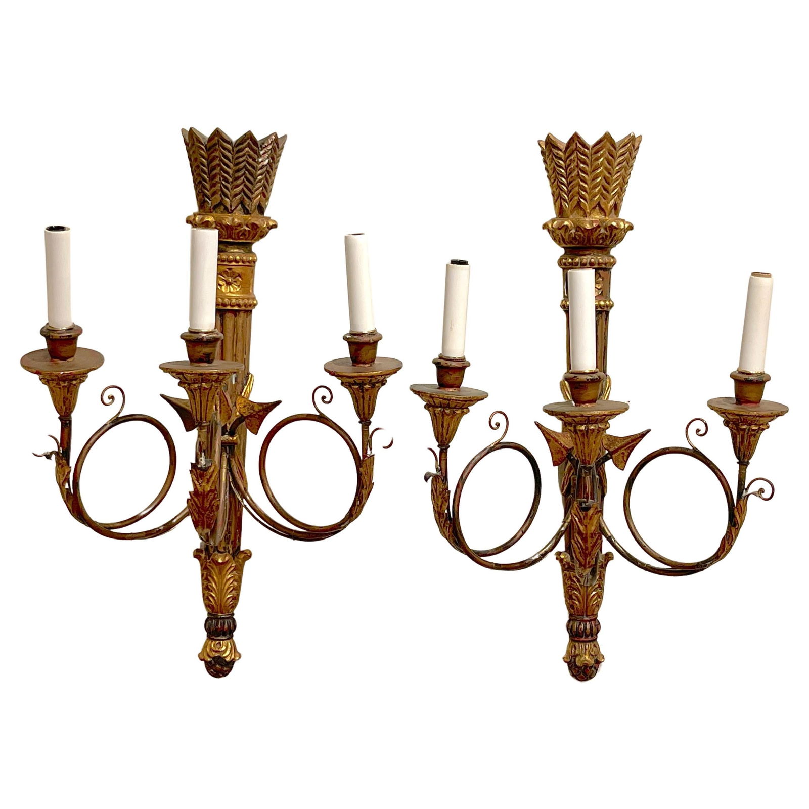 Italian Neoclassical Giltwood Quiver Sconces Set of 2 1950s: Italian Neoclassical Giltwood Quiver Sconces Set of 2 1950s Enhance your space with this exquisite pair of Italian carved giltwood neoclassical sconces, featuring a striking quiver motif. Crafted in