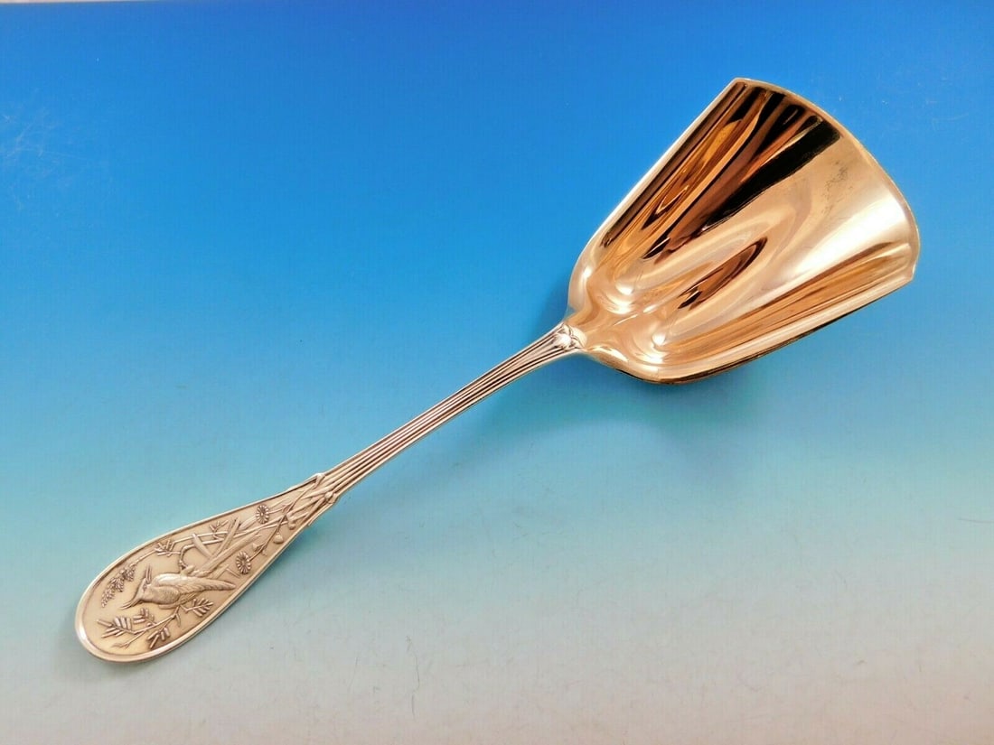 Tiffany & Co Japanese Sterling Silver Cracker Scoop with Rose Gold Bowl 9.5 in: Tiffany & Co Japanese Sterling Silver Cracker Scoop with Rose Gold Bowl 9.5 in Discover the elegance of the Japanese Cracker Scoop by Tiffany & Co., a stunning sterling silver serving piece measuring