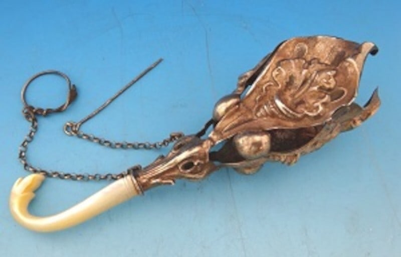 Victorian Sterling Art Nouveau Tussie Mussie Posey Holder with Shell Panels: Victorian Sterling Art Nouveau Tussie Mussie Posey Holder with Shell Panels This exquisite Sterling Art Nouveau Tussie Mussie Posey Holder, dating from the late 1800s, showcases a beautiful design fea