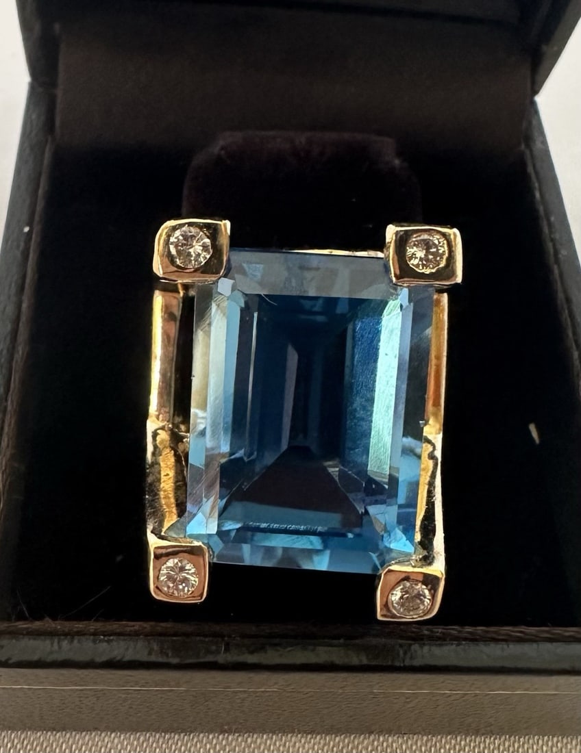 14K Yellow Gold Blue Topaz Diamond Ring Size 6: 14K Yellow Gold Blue Topaz Diamond Ring Size 6 This exquisite ring features a stunning blue topaz set in 14k yellow gold, accented with sparkling GSI diamonds. Weighing 17.00 grams, this size 6 ring s
