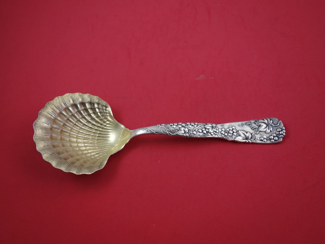 Tiffany Vine Sterling Silver Clamshell Berry Spoon with Cert of Authenticity: Tiffany Vine Sterling Silver Clamshell Berry Spoon with Cert of Authenticity Introducing the Vine by Tiffany Sterling Silver Clamshell Berry Spoon, a stunning example of Tiffany & Co.'s craftsmanship.